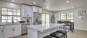 8 mi to Westgate: Family-friendly Glendale Home!