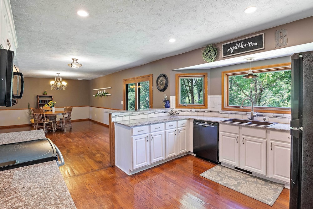 Tranquil Family Home w/ Yard, 14 Mi to Springfield - Greenfield, MO