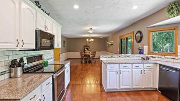 House (4 Bedrooms) | Interior