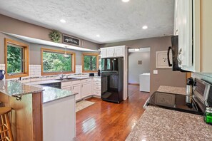 House (4 Bedrooms) | Interior