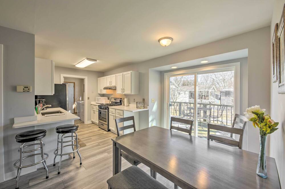Twin Lakes Escape w/ Deck < 1 Mi to Beach! - Lake Geneva, WI