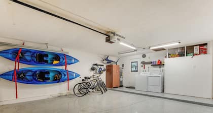 Walk to Riverview Park! Dog-friendly Mesa Retreat