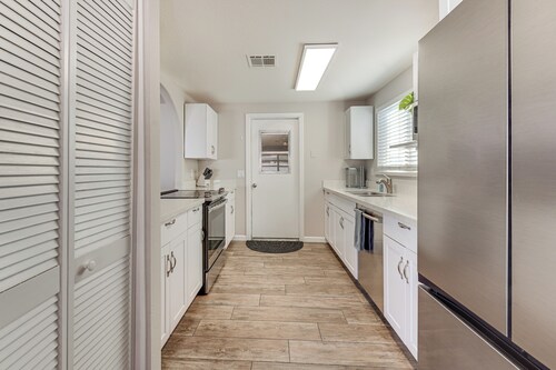 Walk to Riverview Park! Dog-friendly Mesa Retreat