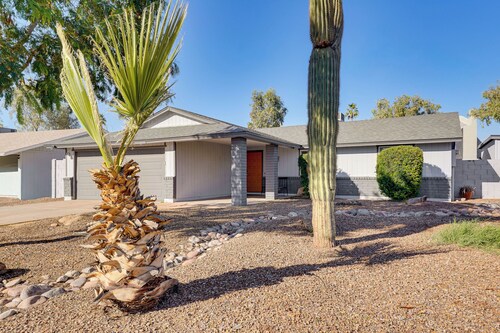 Walk to Riverview Park! Dog-friendly Mesa Retreat