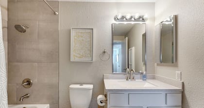 Walk to Riverview Park! Dog-friendly Mesa Retreat