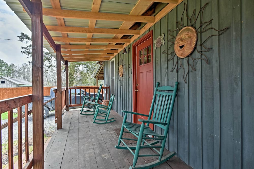 Remote Kentucky Cabin w/ Fire Pit & 2 Ponds - Paris, TN