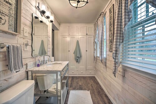 Romantic Apt Near Wineries, Golf & Lake Erie!