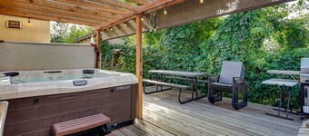 Updated Ranch Apartment w/ Deck - 9 Mi to Downtown
