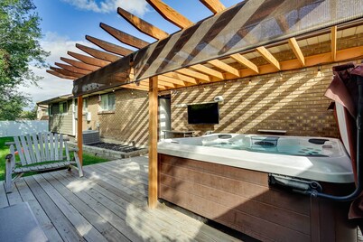 Updated Ranch Apartment w/ Deck - 9 Mi to Downtown