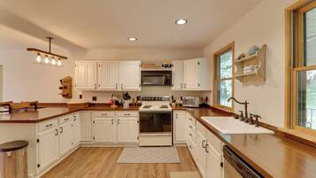 House (4 Bedrooms) | Interior