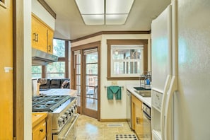 Interior - Cabin < Half-mi From Pine Mountain Lake Marina! (Groveland)