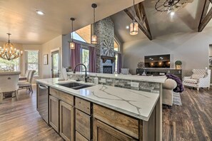 Interior - Hot Tub & Ponderosa Views! Luxe Cabin in Lakeside (Lakeside)