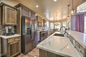 Interior - Hot Tub & Ponderosa Views! Luxe Cabin in Lakeside (Lakeside)