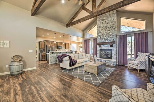 Hot Tub & Ponderosa Views! Luxe Cabin in Lakeside