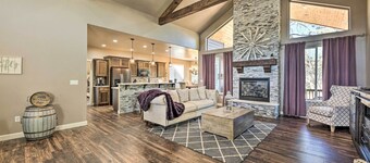 Hot Tub & Ponderosa Views! Luxe Cabin in Lakeside