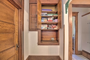 House (5 Bedrooms) | Interior