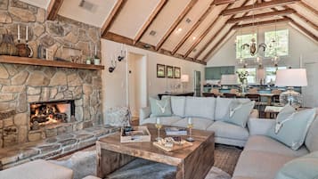 House (6 Bedrooms) | Interior