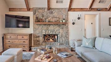 House (6 Bedrooms) | Interior