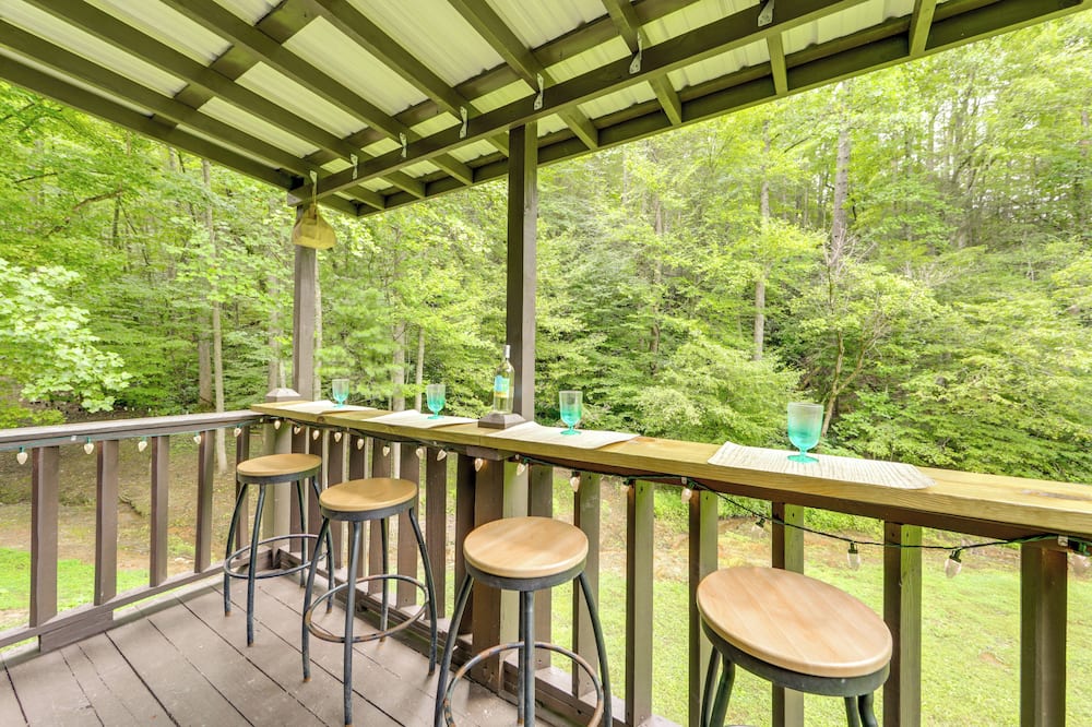 Hill Side: Cosby 'cozy Cove' Cabin w/ Deck - Mouse Creek Falls, NC