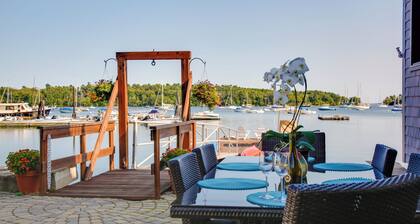 'heron Cottage' on Casco Bay w/ Deck & Boat Dock!