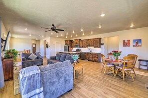 TV - Stunning Adobe Home Overlooking Silver Reef (Leeds)