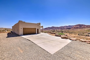 Property grounds - Stunning Adobe Home Overlooking Silver Reef (Leeds)