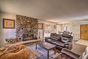 Interior - Hot Tub Hideaway in Pinetop: Bring Your Pet! (Pinetop)