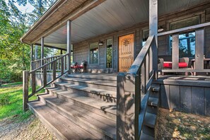 House (1 Bedroom) | Interior - Luxe Broken Bow Cabin w/ Tesla Charging Station (Broken Bow)
