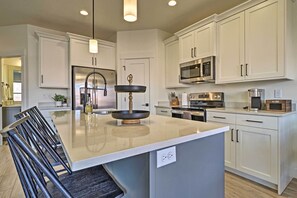 Microwave, oven, stovetop, dishwasher - Calming Townhome w/ Hot Tub Near St George! (Washington)