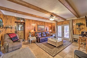 Télévision, cheminée, livres