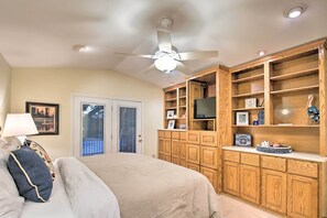 4 bedrooms, iron/ironing board, bed sheets - Lake Placid Paradise w/ Dock, Grill & Kayaks! (Seguin)