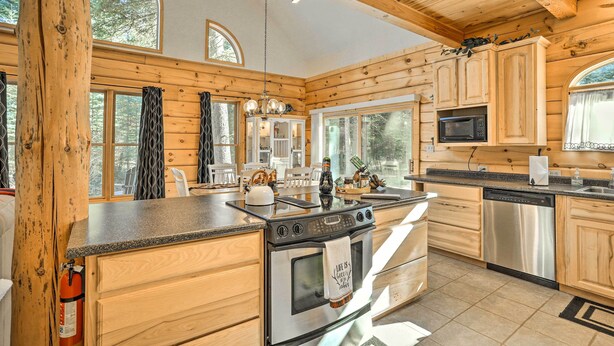 Une cuisine moderne avec des meubles en bois, une cuisinière en acier inoxydable et un four à micro-ondes.