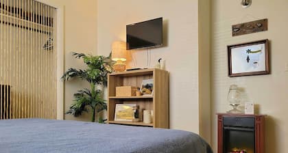 Quaint & Cozy Cottage: 3 Mi to Palisade Wineries!