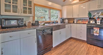 Vintage Farmhouse ~ 2 1/2 Mi to Mount Pleasant Ski