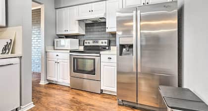New! Modern Lake Livingston Townhome: Water Views!