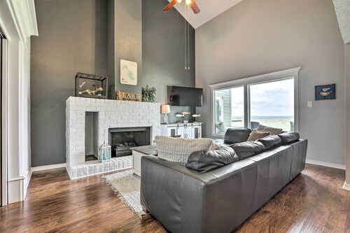 New! Modern Lake Livingston Townhome: Water Views!