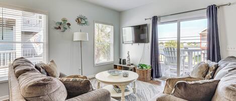 Apartment (3 Bedrooms) | Living area