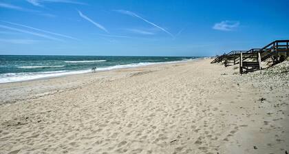 Carolina Beach Condo With Deck: Steps to Shore!