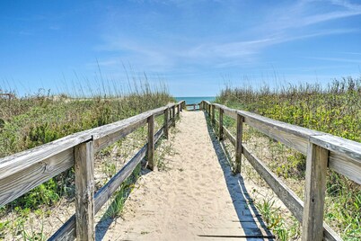 Carolina Beach Condo With Deck: Steps to Shore!