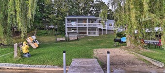Cozy Lakefront Lapeer House w/ 2 Paddle Boats!