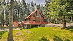 A log cabin with a red roof, a wooden deck, and a stone wall. - 'the Innlet' - Comfy Cabin By Conkling Marina (Worley)