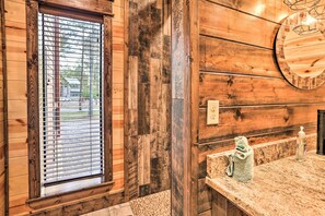 Interior - Broken Bow Cabin w/ Hot Tub & Outdoor Fireplace! (Broken Bow)