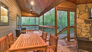 Outdoor dining - Broken Bow Cabin w/ Hot Tub & Outdoor Fireplace! (Broken Bow)