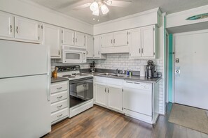 Apartment (2 Bedrooms) | Interior - 3 Mi to Broadway at the Beach: Oceanfront Getaway! (Myrtle Beach)