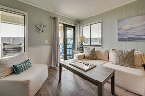 Interior - 3 Mi to Broadway at the Beach: Oceanfront Getaway! (Myrtle Beach)