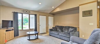 Elwood Townhome w/ Patio - 7 Mi to Johnson Lake