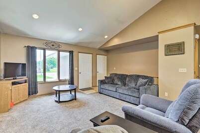 Elwood Townhome w/ Patio - 7 Mi to Johnson Lake