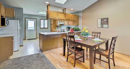 Elwood Townhome w/ Patio - 7 Mi to Johnson Lake