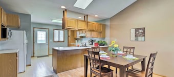 Elwood Townhome w/ Patio - 7 Mi to Johnson Lake