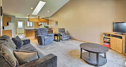 Elwood Townhome w/ Patio - 7 Mi to Johnson Lake